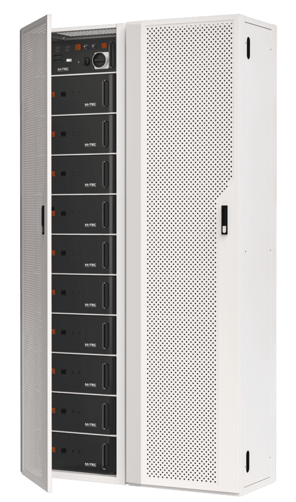 Gran almacén blanco con una puerta abierta. Dentro hay pequeñas unidades modulares negras con conectores delante.